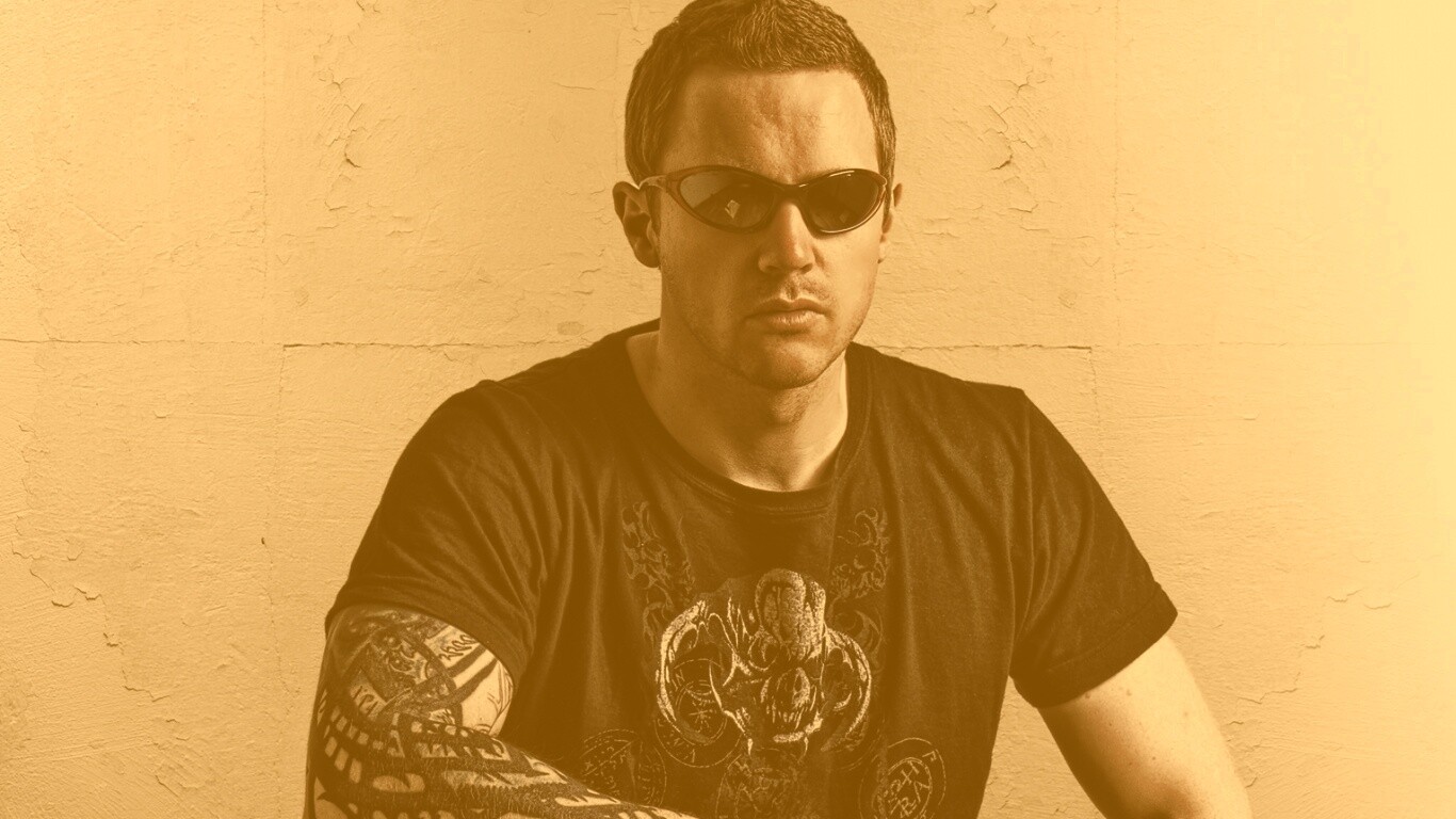 Парень с татуировкой обои