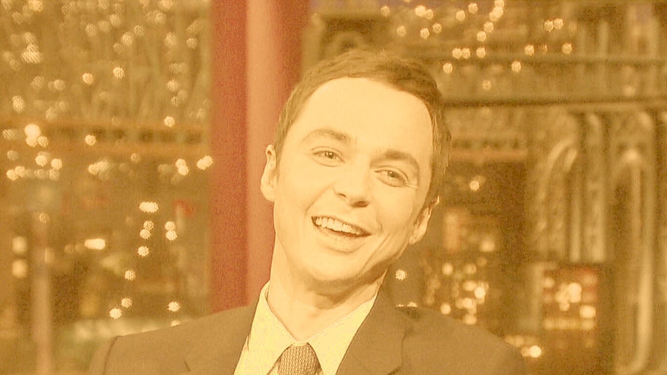 Джим Парсонс на вечернем шоу обои