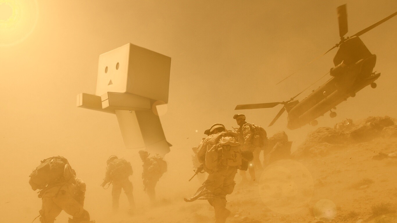 Картонный человек среди солдат обои