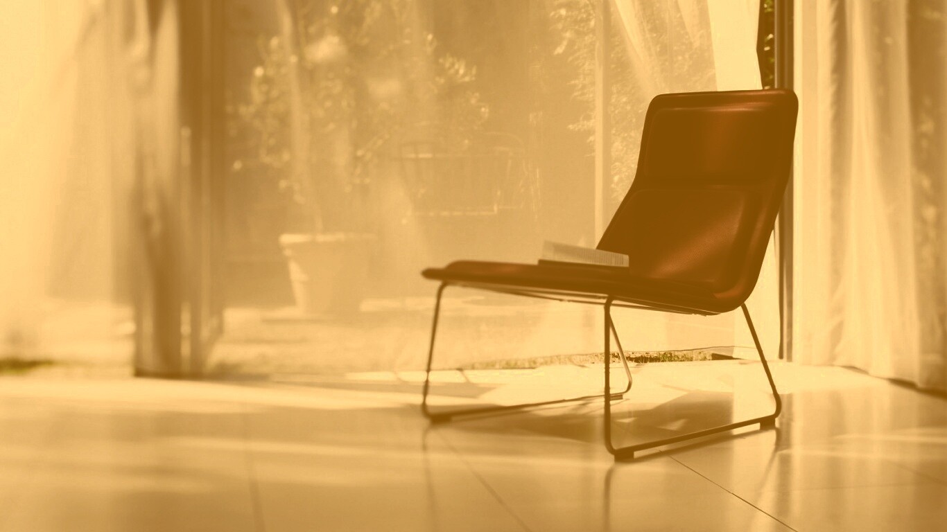 Стул перед занавеской обои