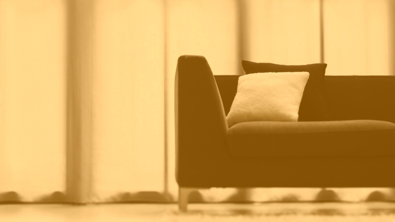 Диван с черной и белой подушками обои