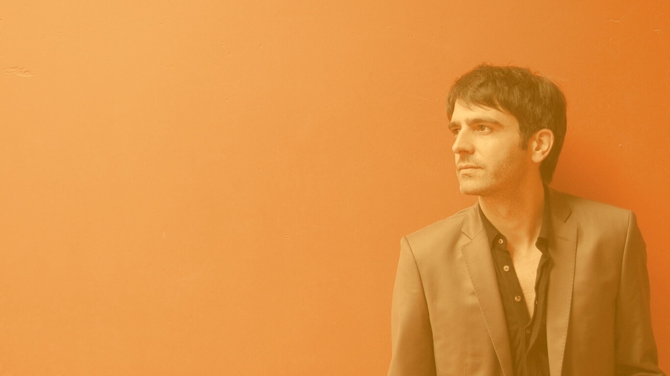 На красном фоне обои