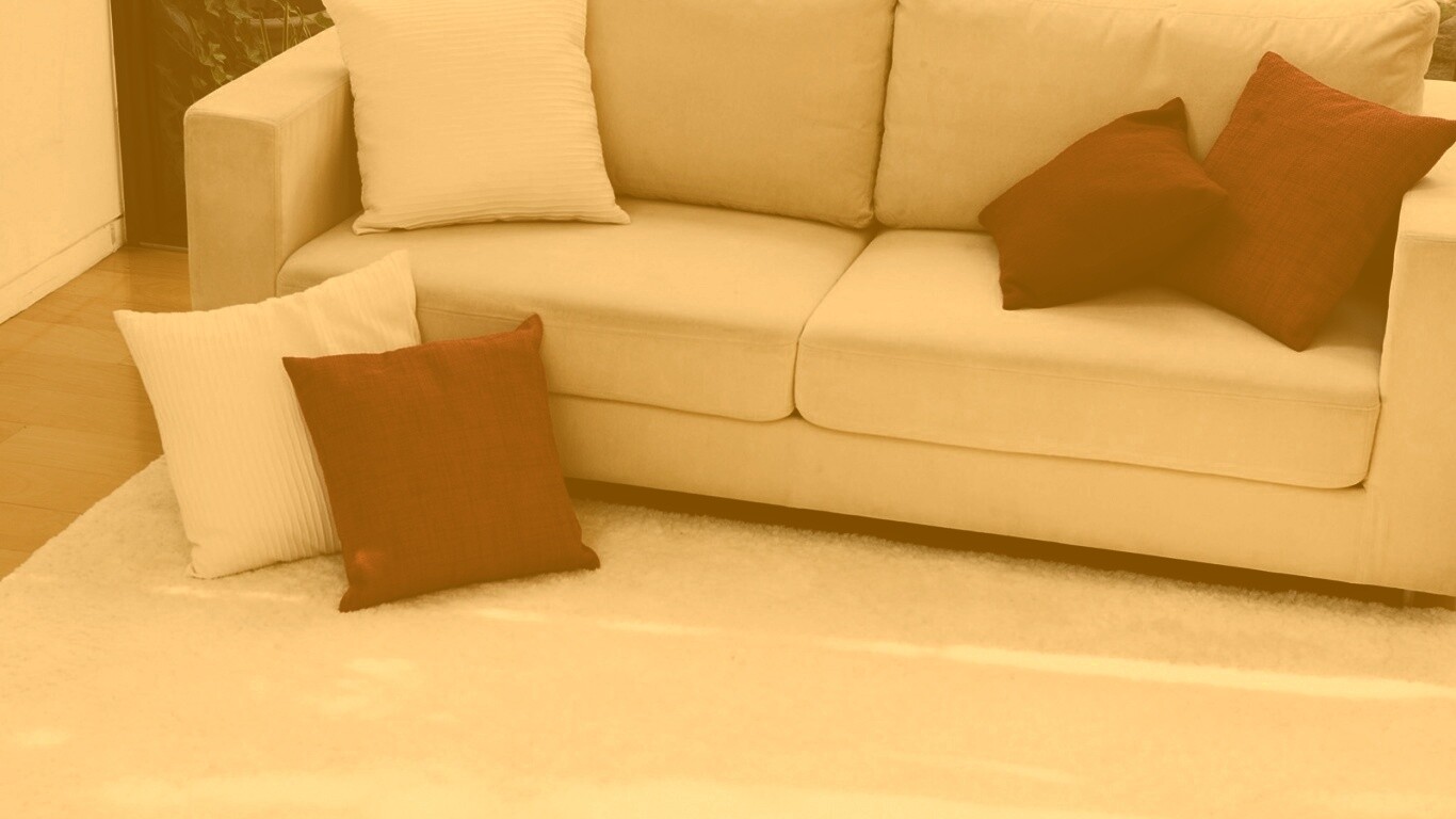 Диван с подушками обои