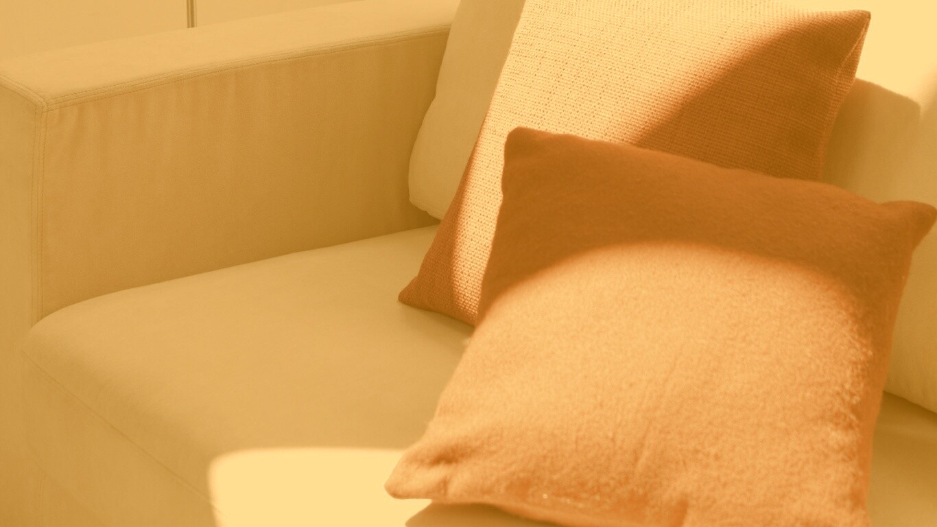 Красные подушки обои