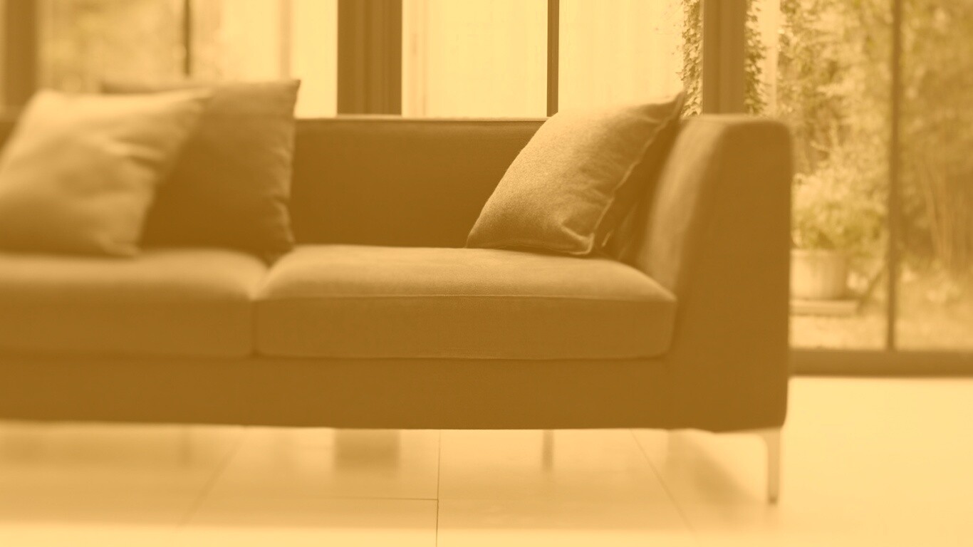 Диван в комнате обои