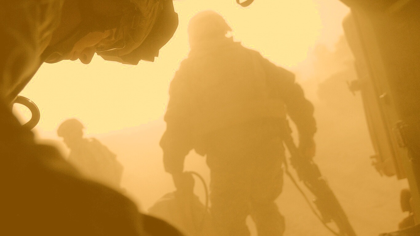 Солдаты выходят из броневика обои