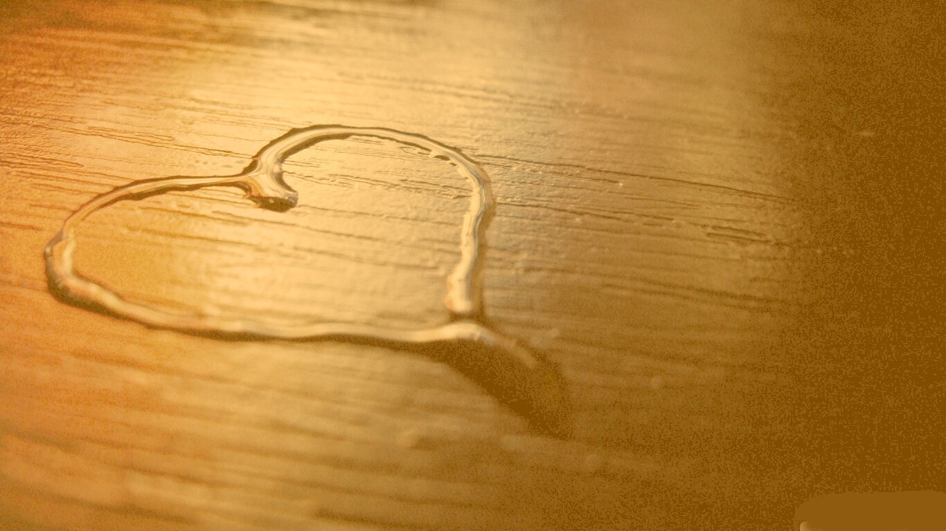 Сердечко из воды обои