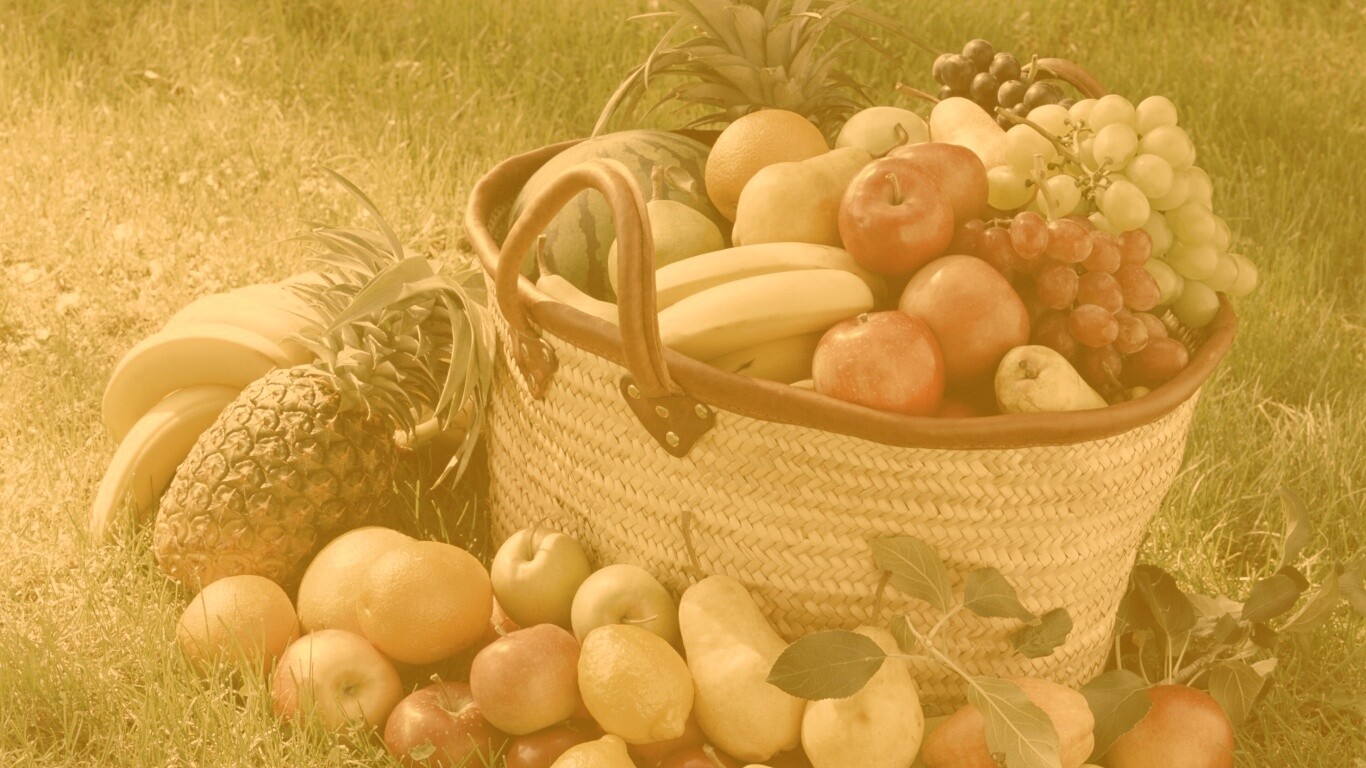 Корзина с фруктами обои