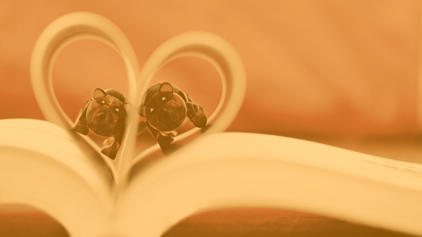 Фигурки мишек в книге обои