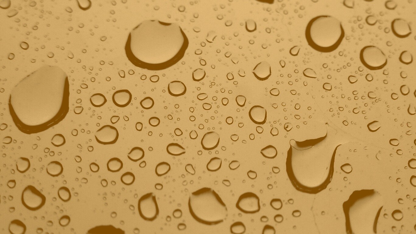 Капли воды на синем стекле обои