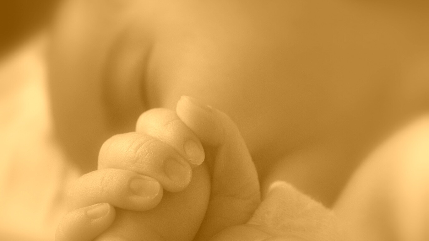 Младенец держит палец обои