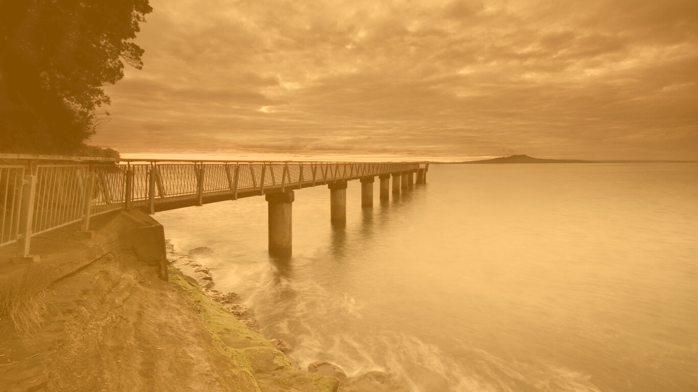 Уходящий в даль причал обои