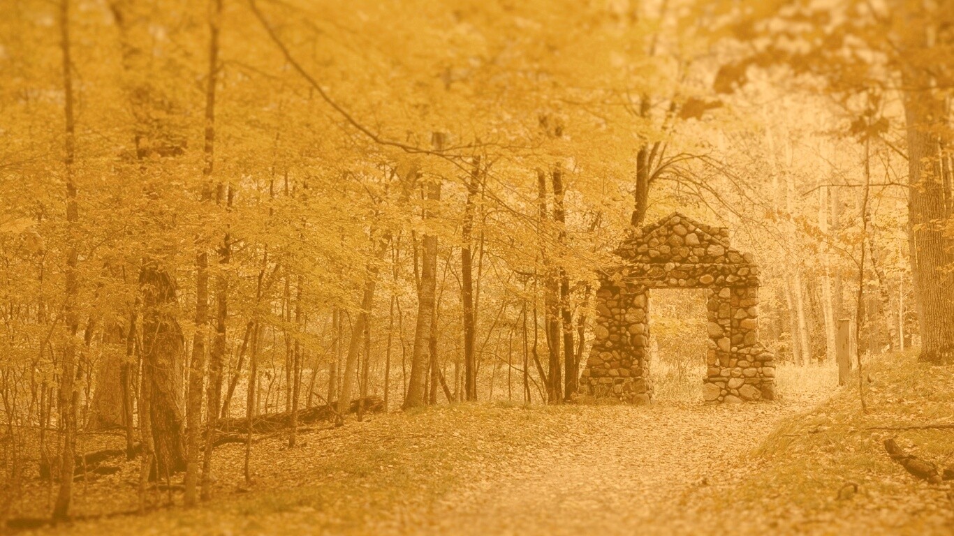Каменная арка в осеннем лесу обои