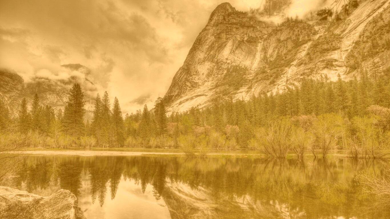 Красивый вид на маленькое горное озеро обои