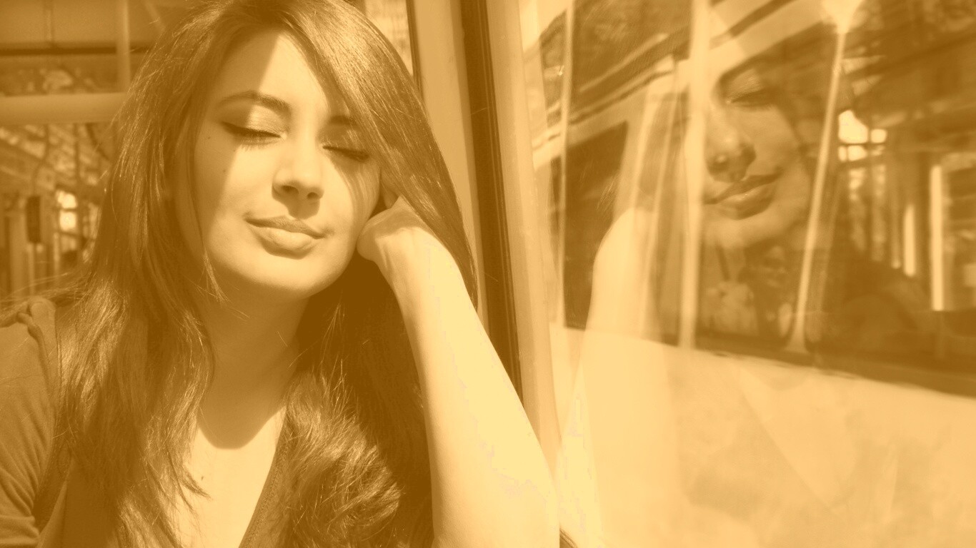 Девушка с закрытыми глазами в электричке обои