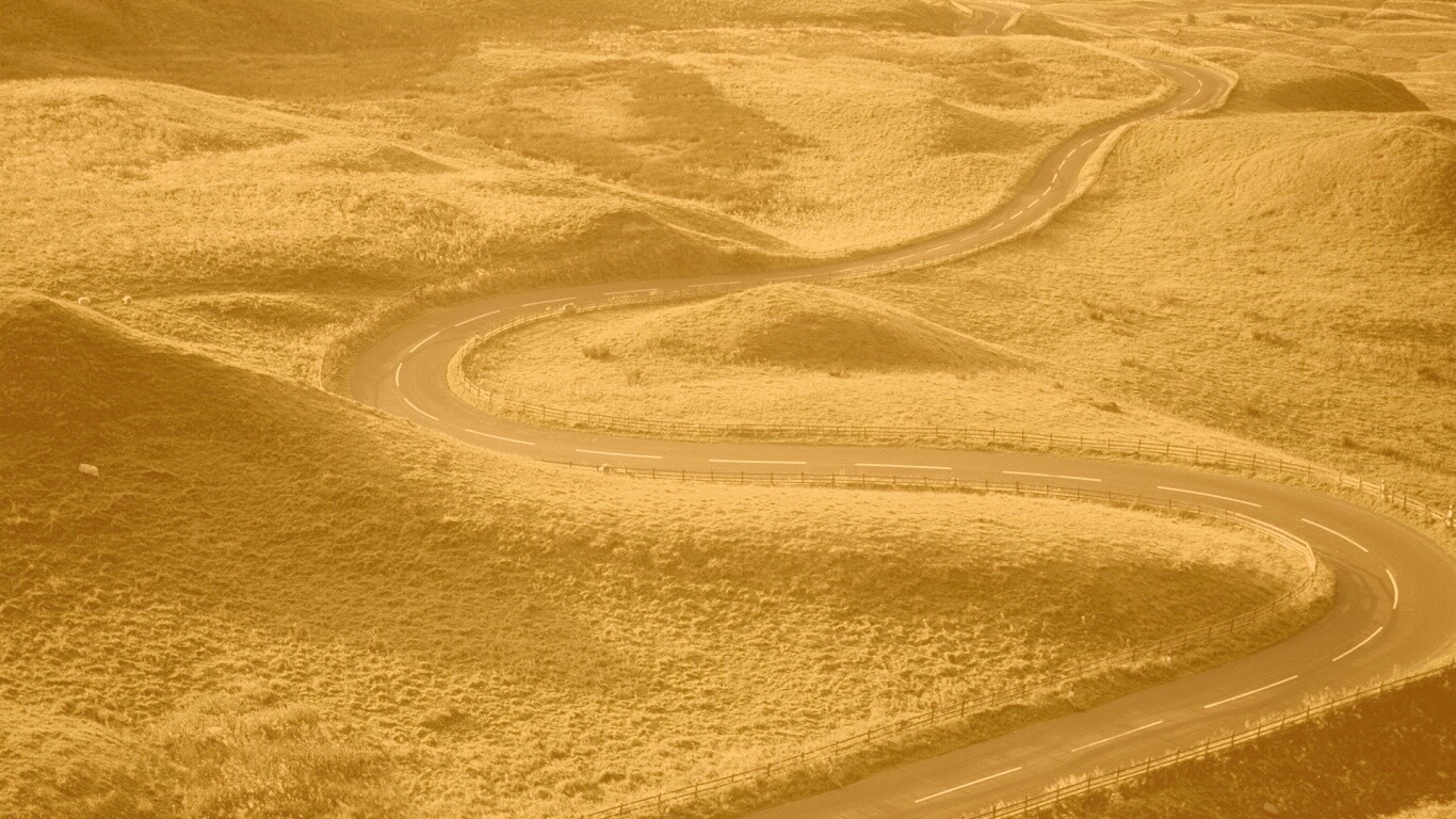 Дорога петляет меж холмов обои
