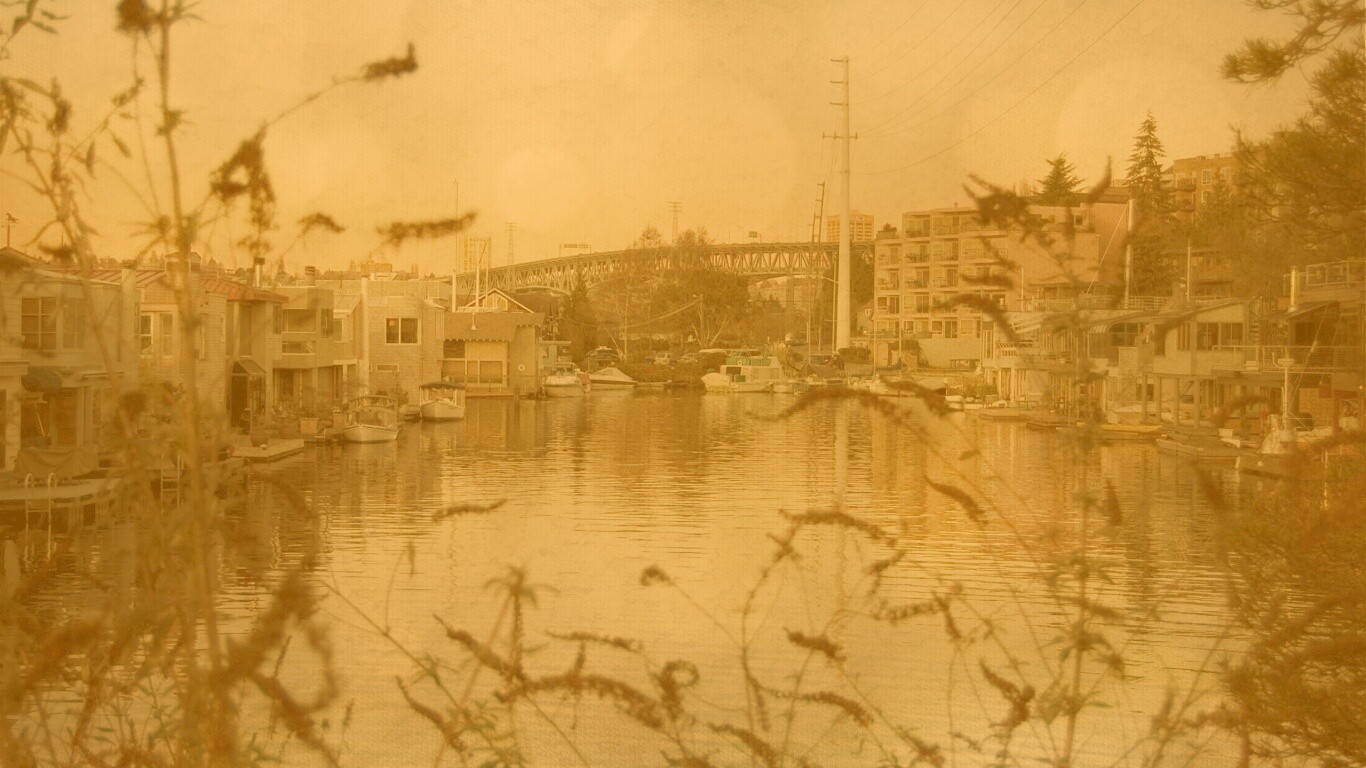 Городок на реке обои