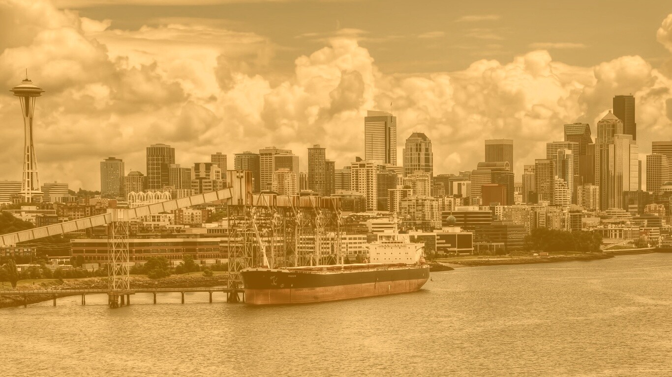 Баржа в ожидании отплытия обои