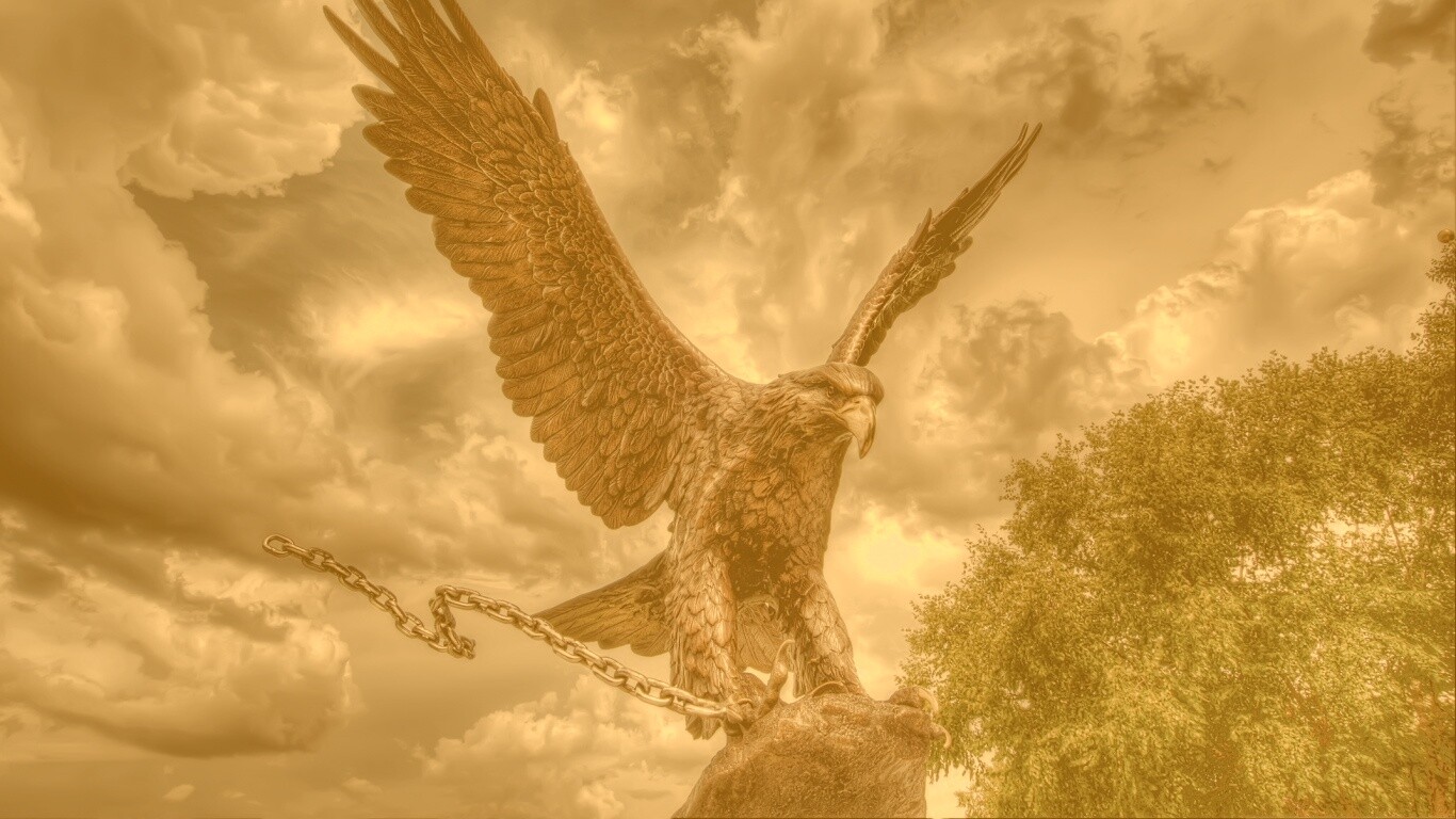 Скульптура орла с цепью в когтях обои