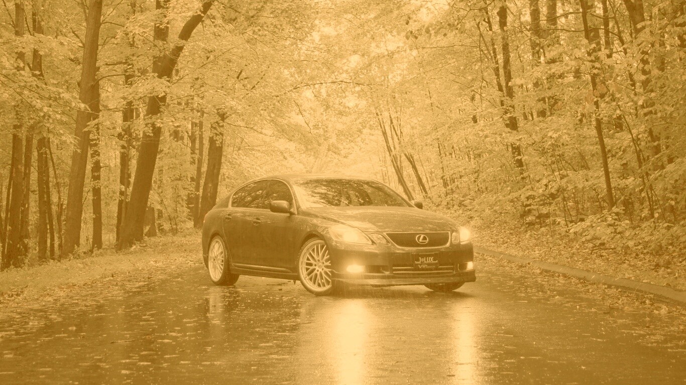Лексус на лесной дороге обои