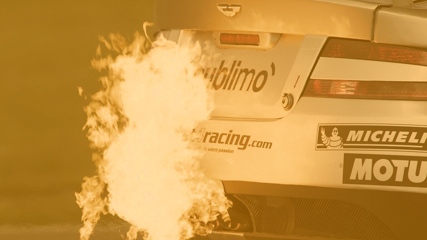 Огонь из выхлопной трубы гоночного Aston Martin обои