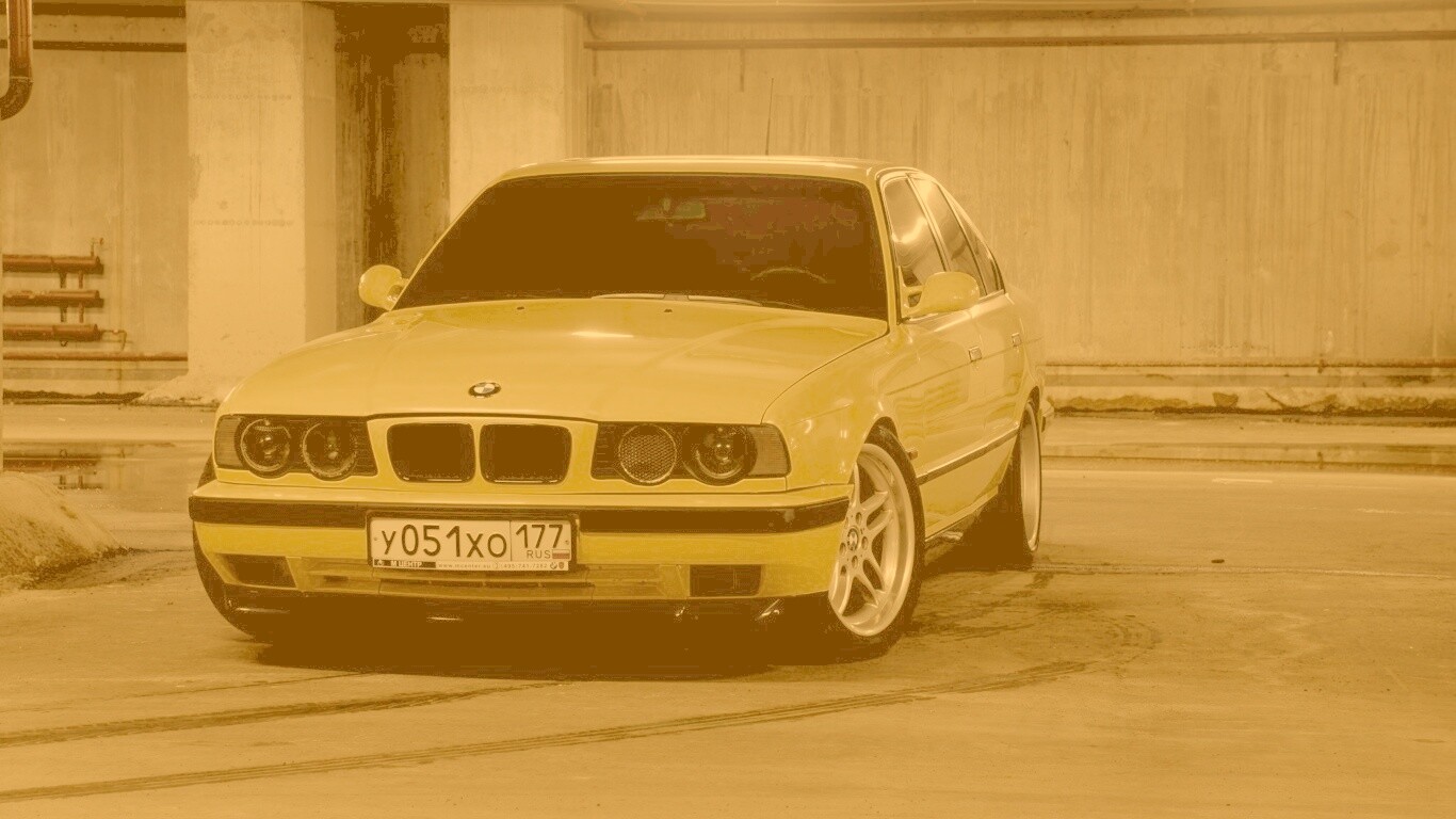 BMW M5 на стоянке обои