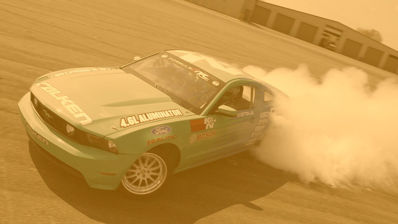 Мустанг дрифтует обои