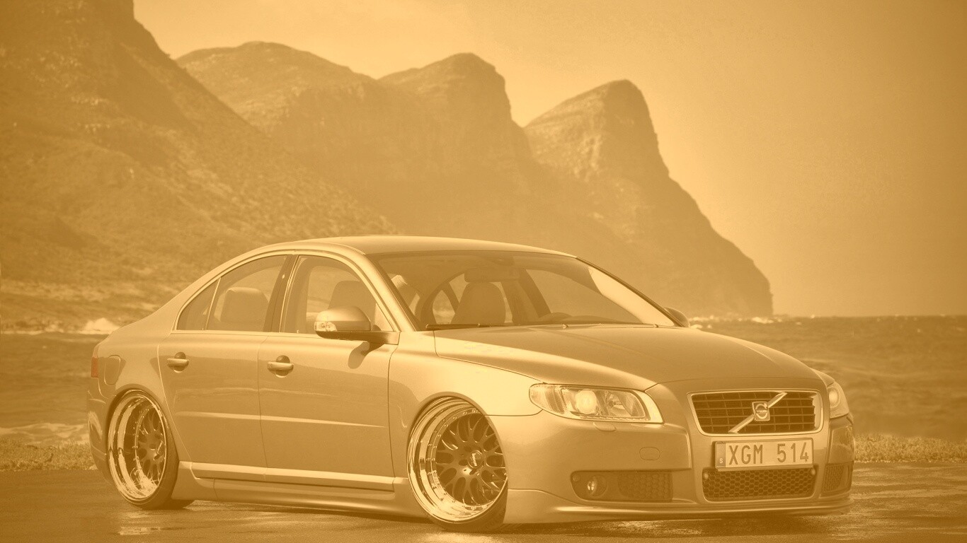 Вольво на берегу обои