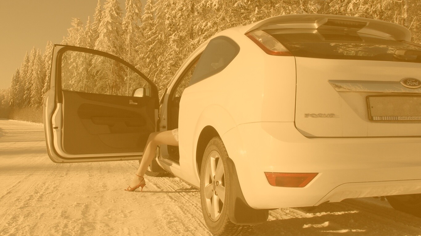 Девушка выходит из Ford Focus обои