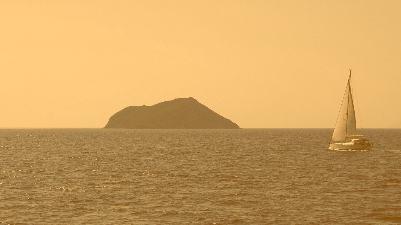 Яхта в море обои