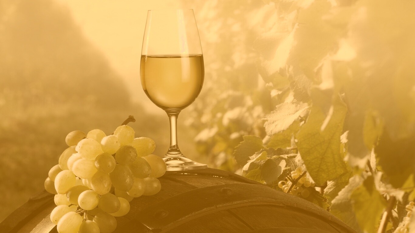 Винная бочка и бокал с белым вином обои