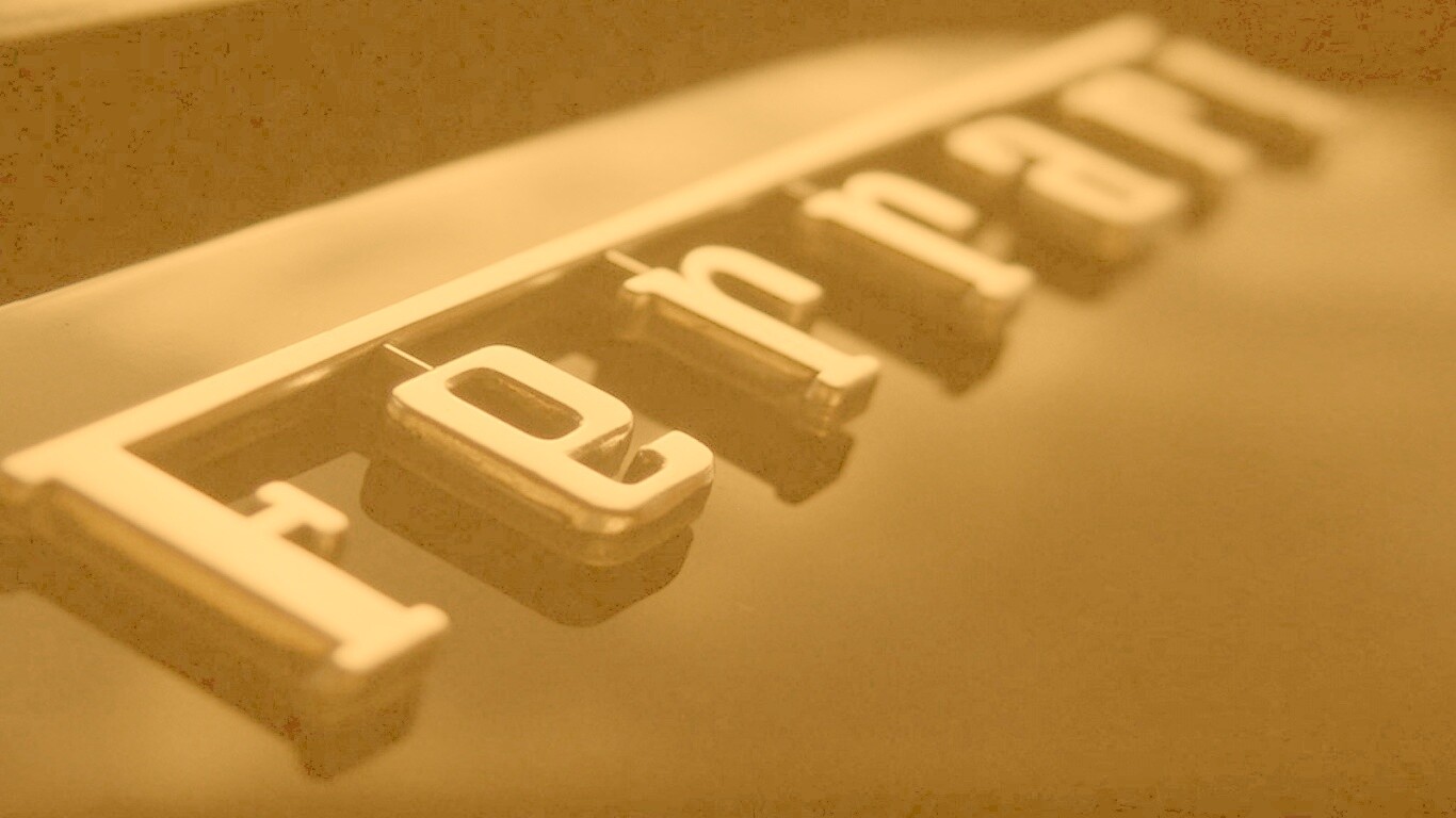 Хромированный логотип Ferrari обои