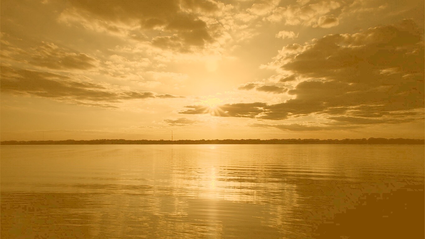 Закат над озером обои