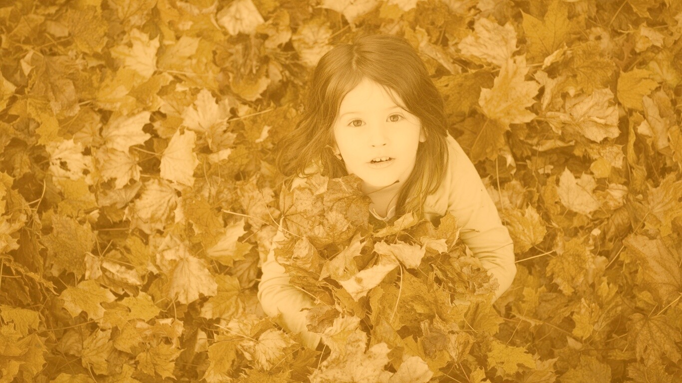 Девочка и осень обои