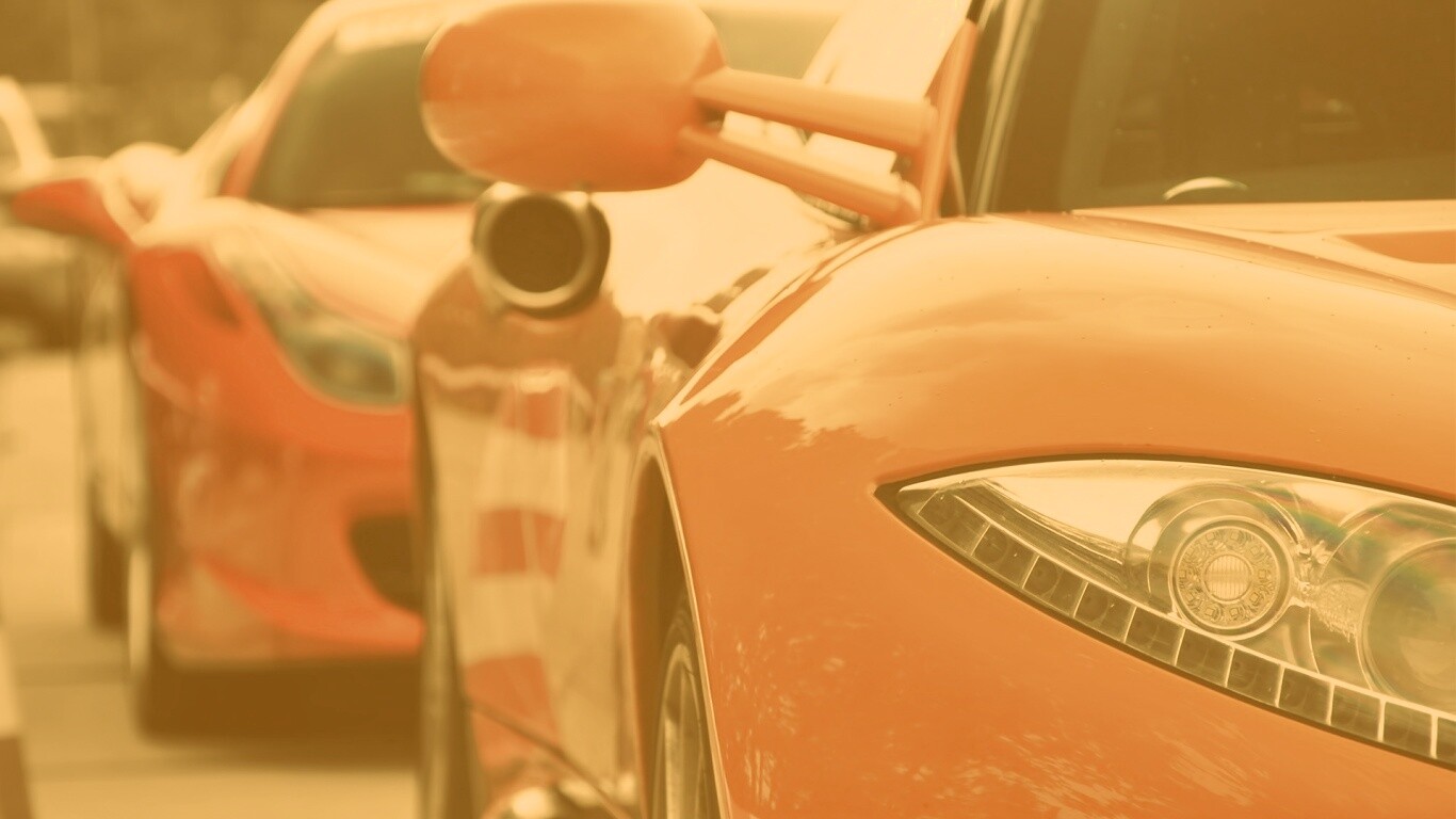 Череда красных автомобилей обои