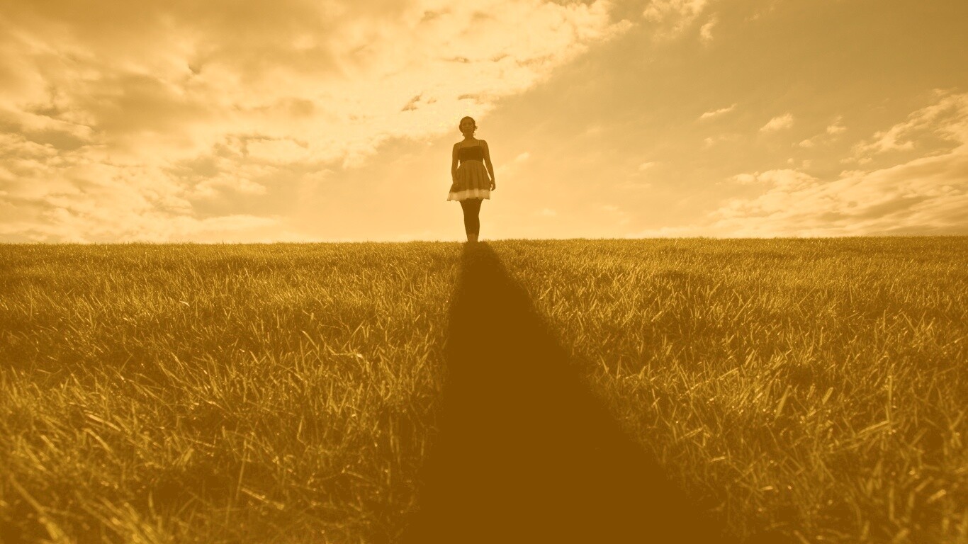 Силуэт девочки на поле обои