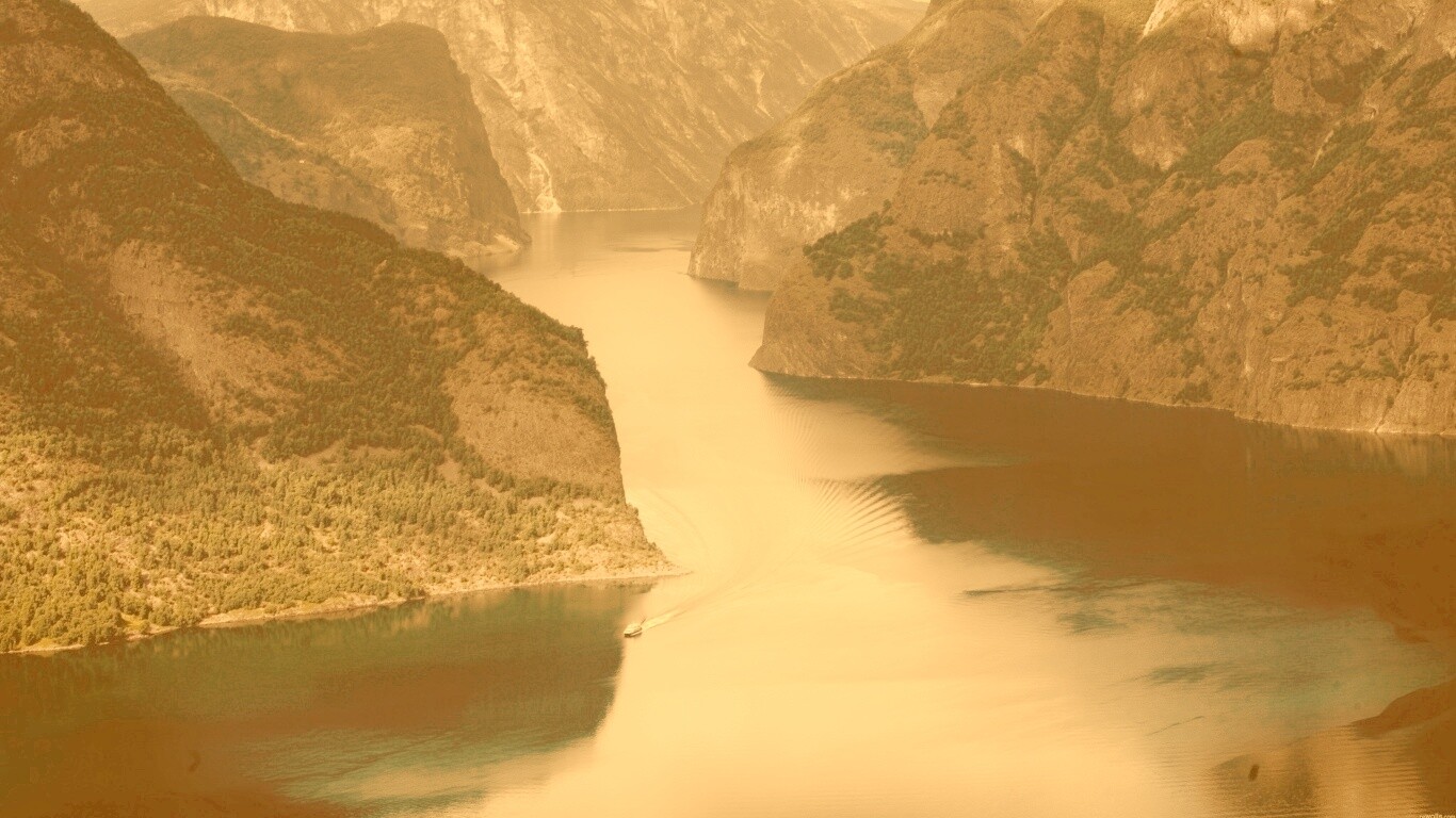 Лодка на реке среди высоких гор обои