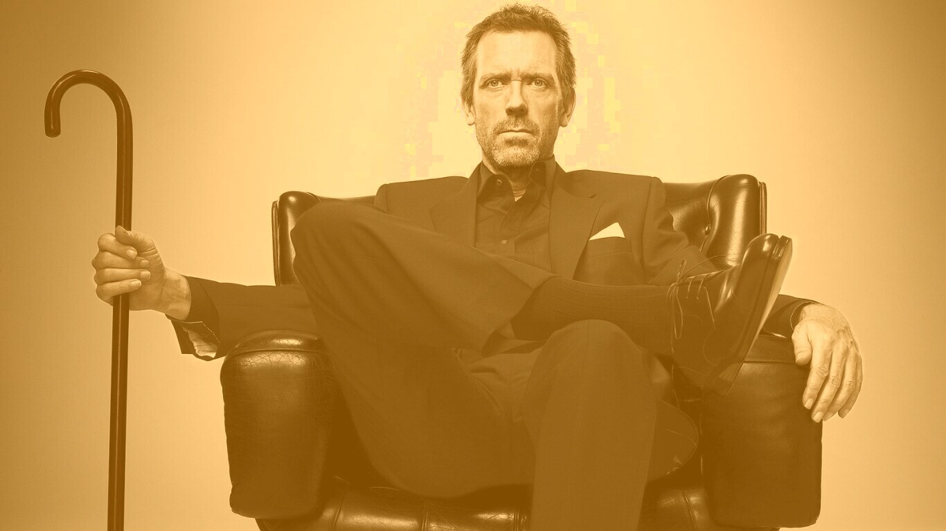 Хью Лори в кресле обои