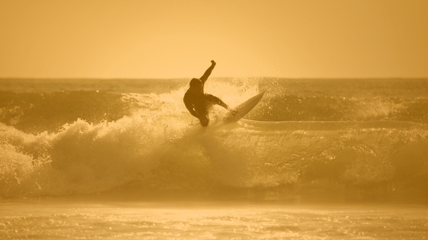 Сёрфер поймал волну обои