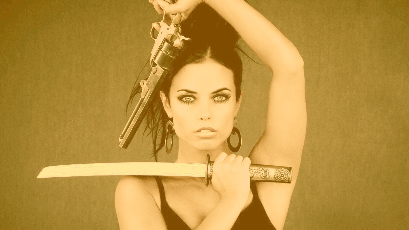 Девушка с мечом и пистолетом обои