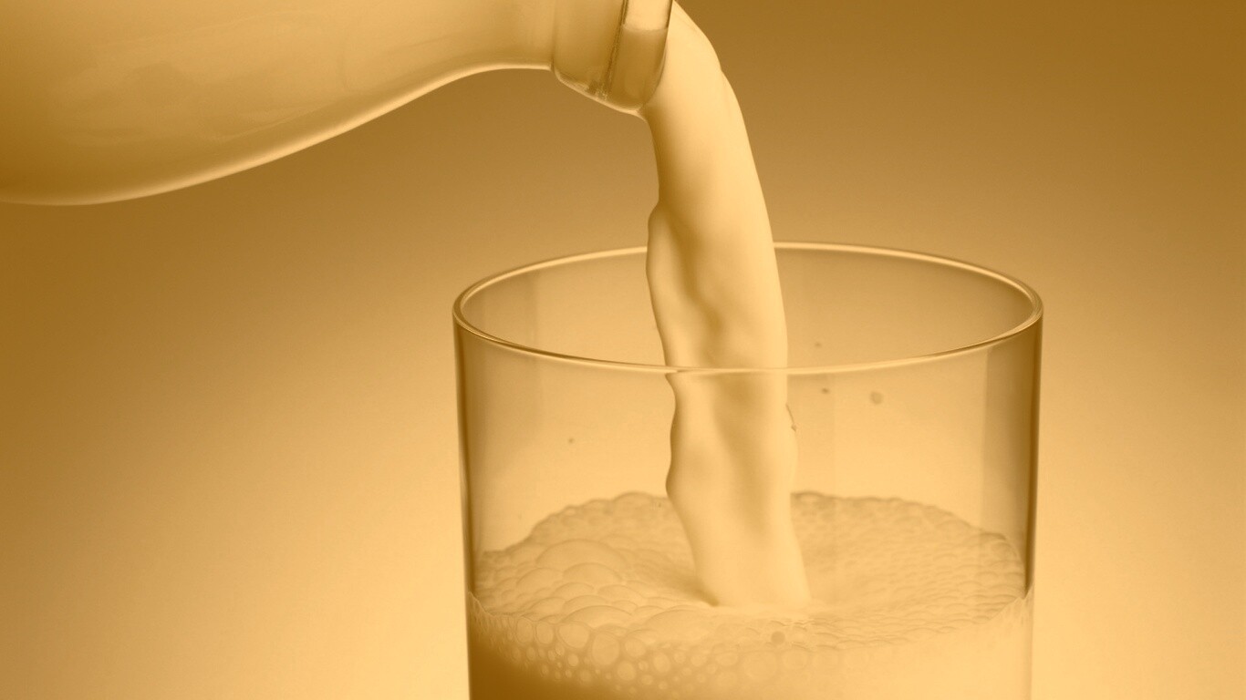 Молоко наливают в стакан обои