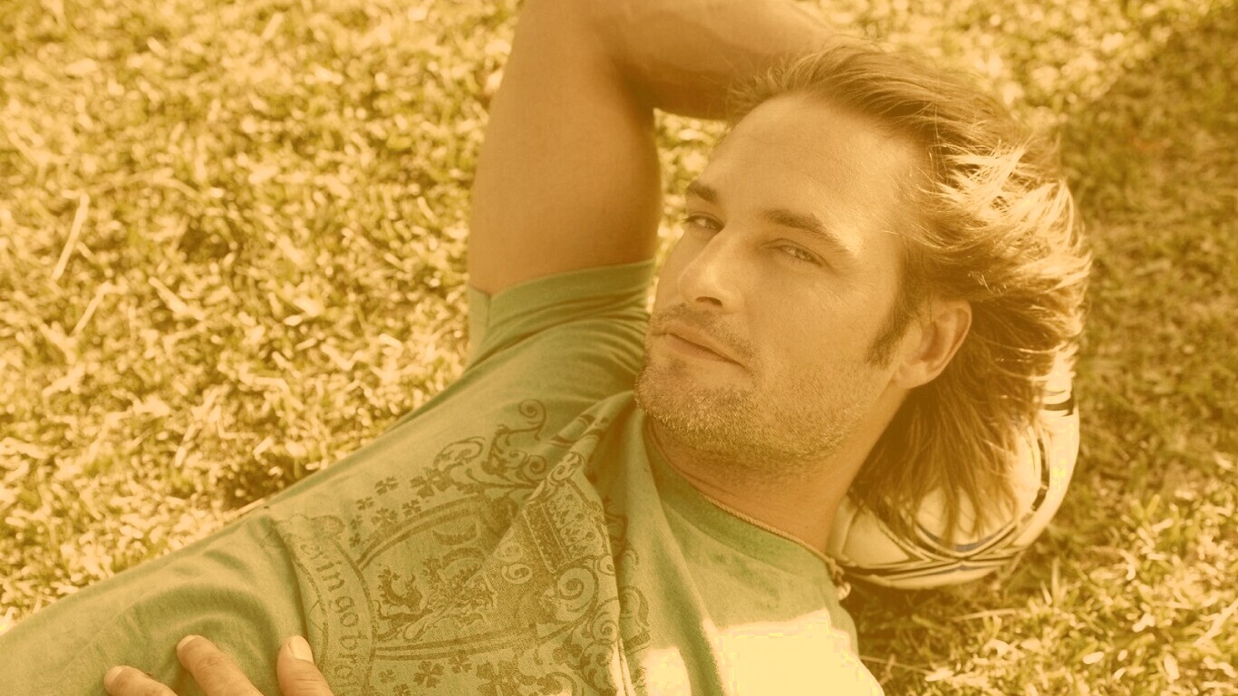 Джош Холлоуэй с мячом обои