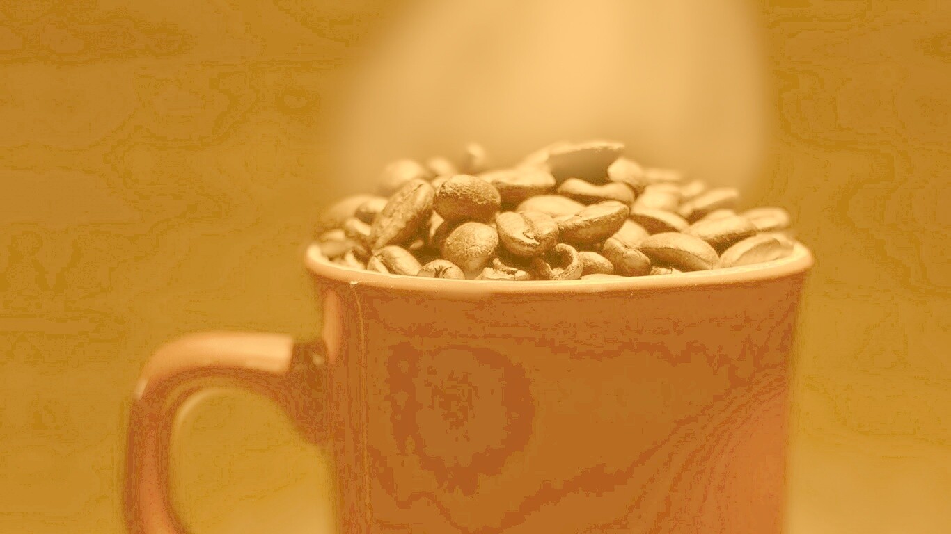 Полная кружка кофейных зёрен обои