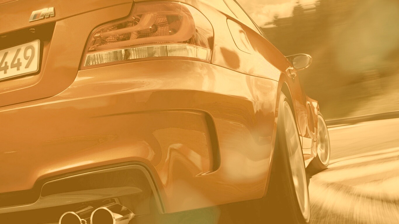 BMW входит в поворот на треке обои