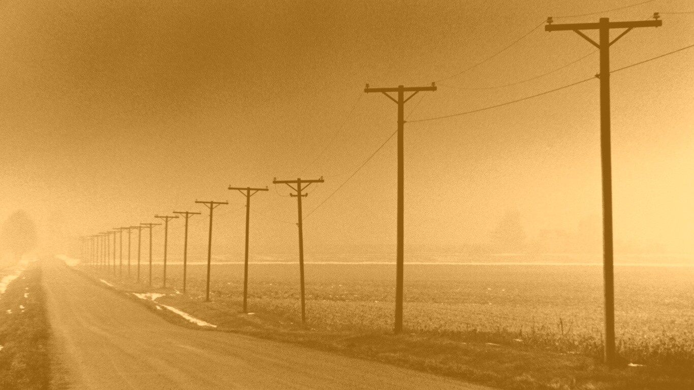 Столбы вдоль дороги обои