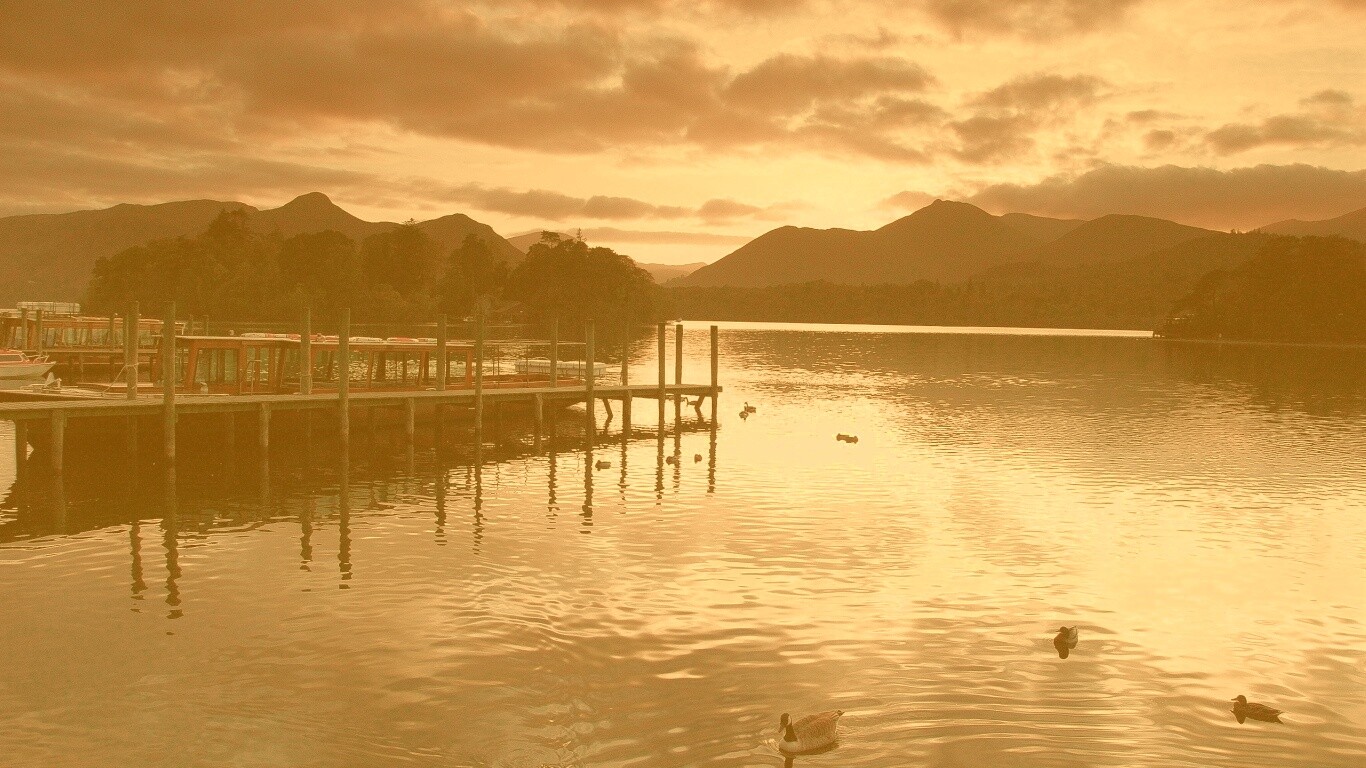 Причал на озере и утки обои