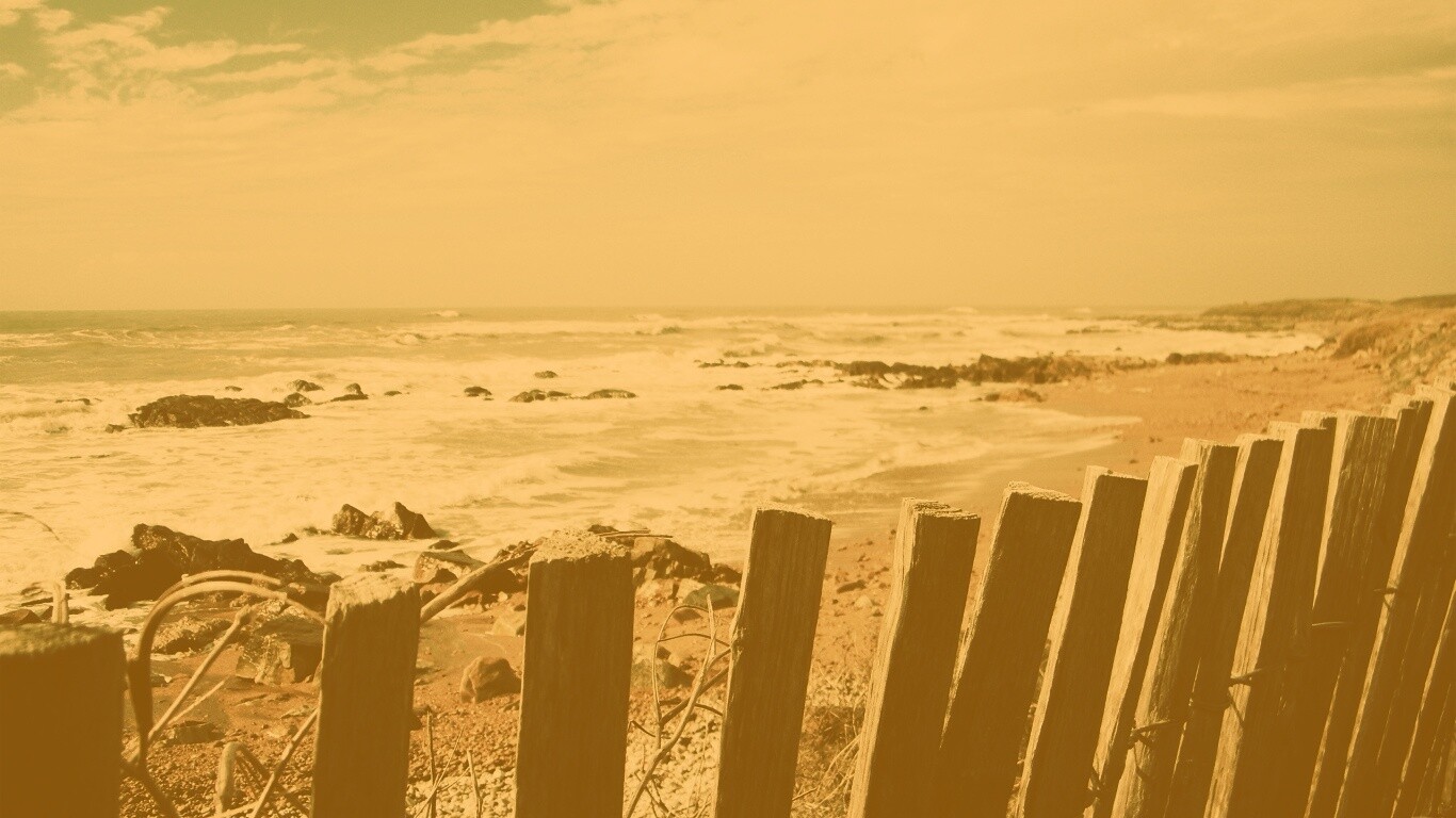Закрытый пляж за забором обои