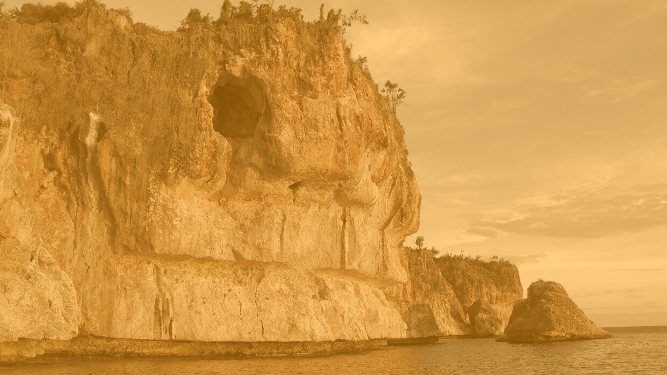 Пещера в скале над морем обои