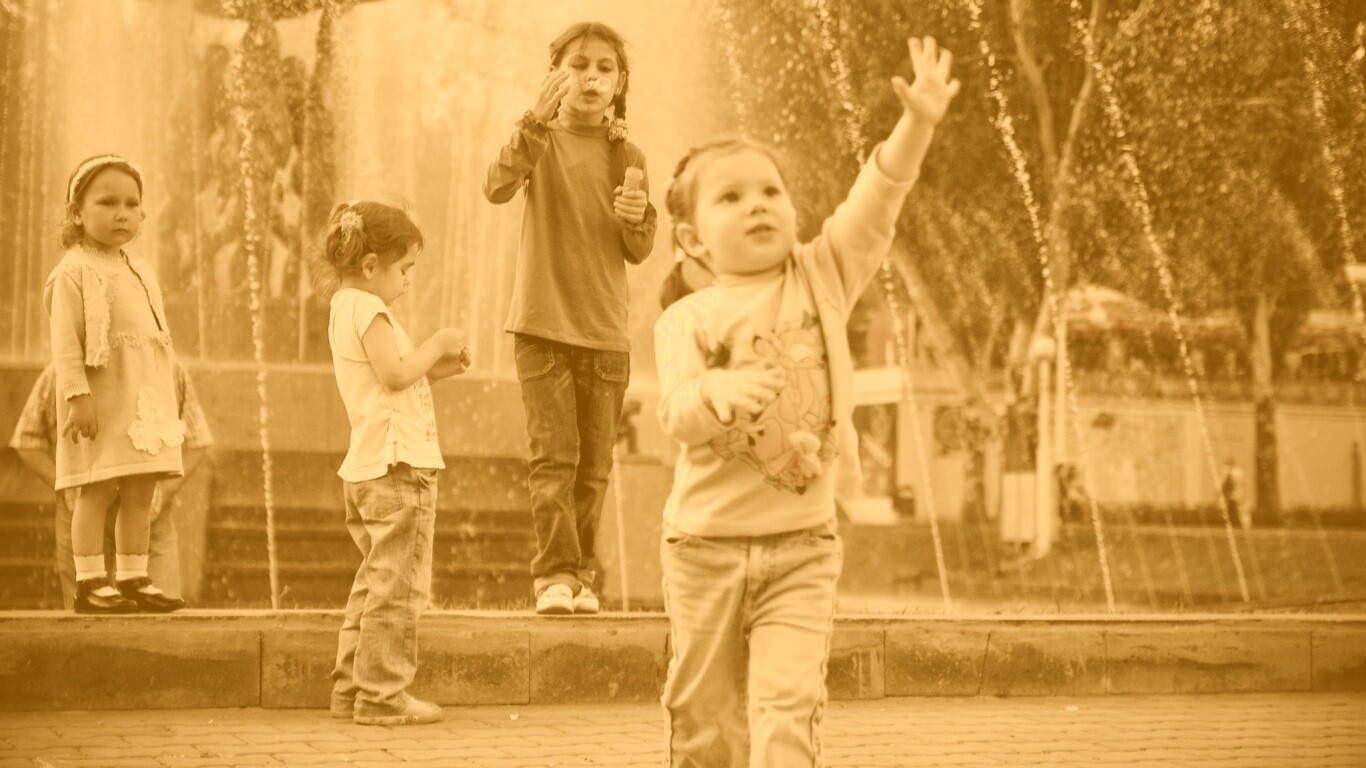 Дети у фонтана обои