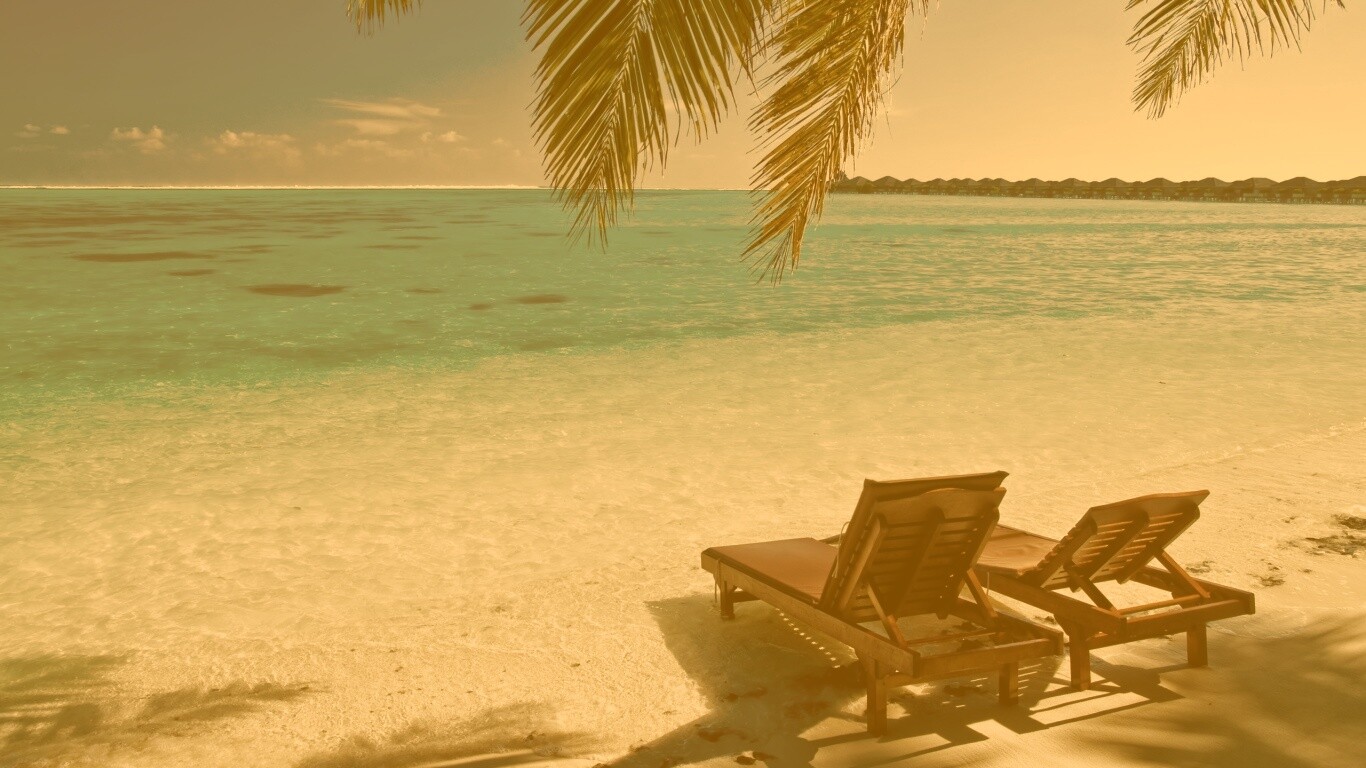 Шезлонги у самой воды обои